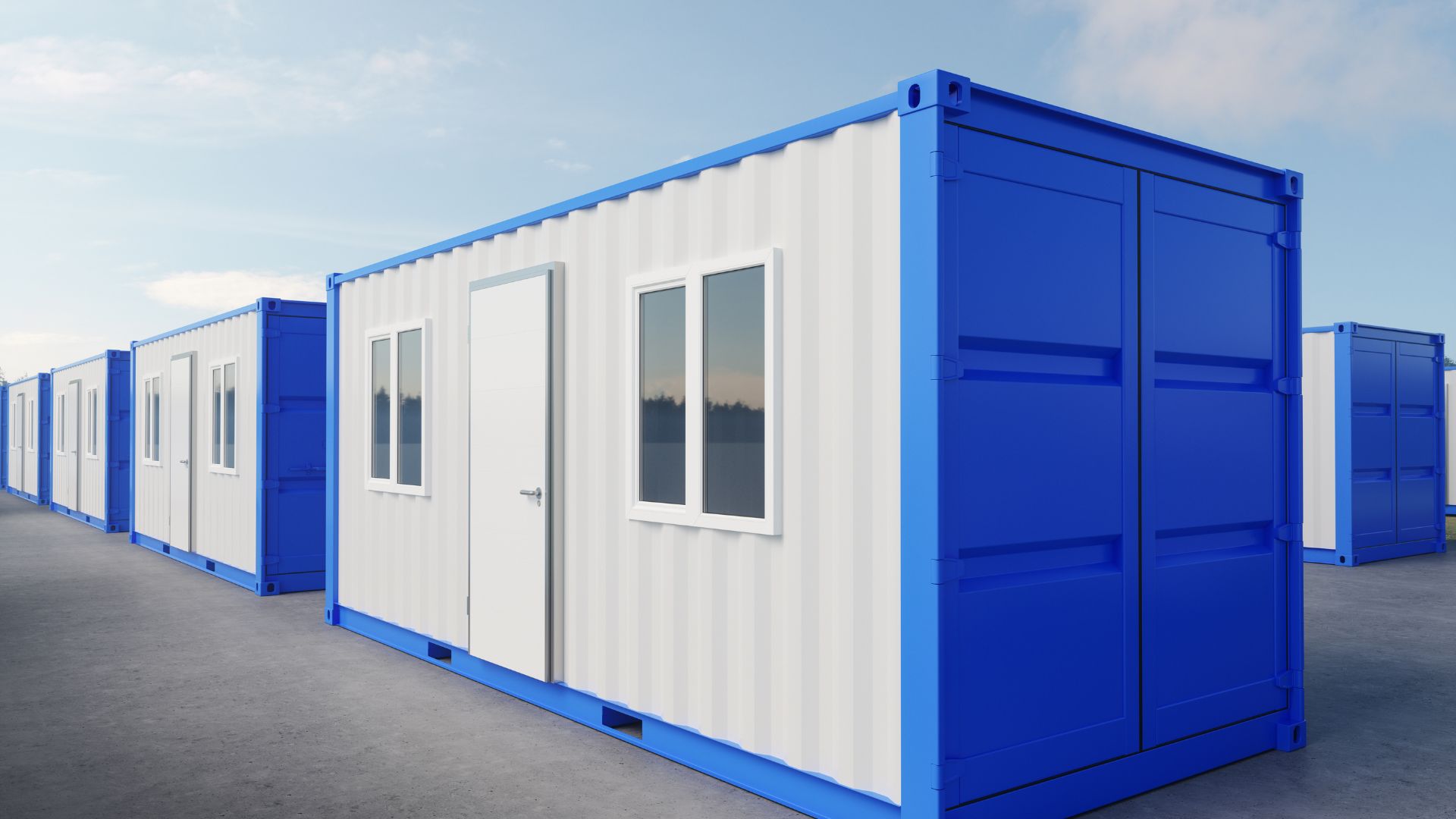 Tablet mit dem Wort Web design und Pinseln und Farbe drumherum