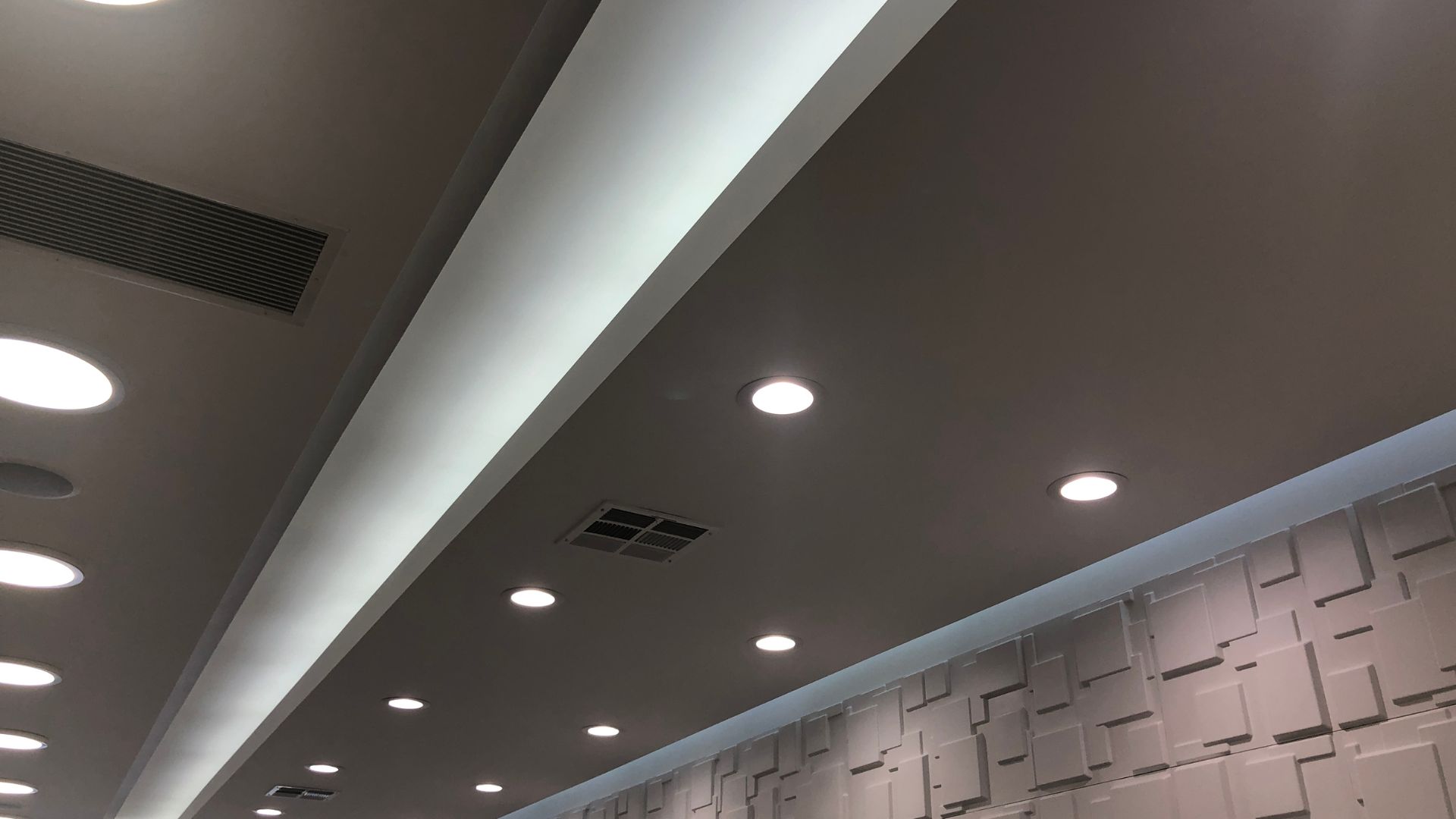 Tablet mit dem Wort Web design und Pinseln und Farbe drumherum