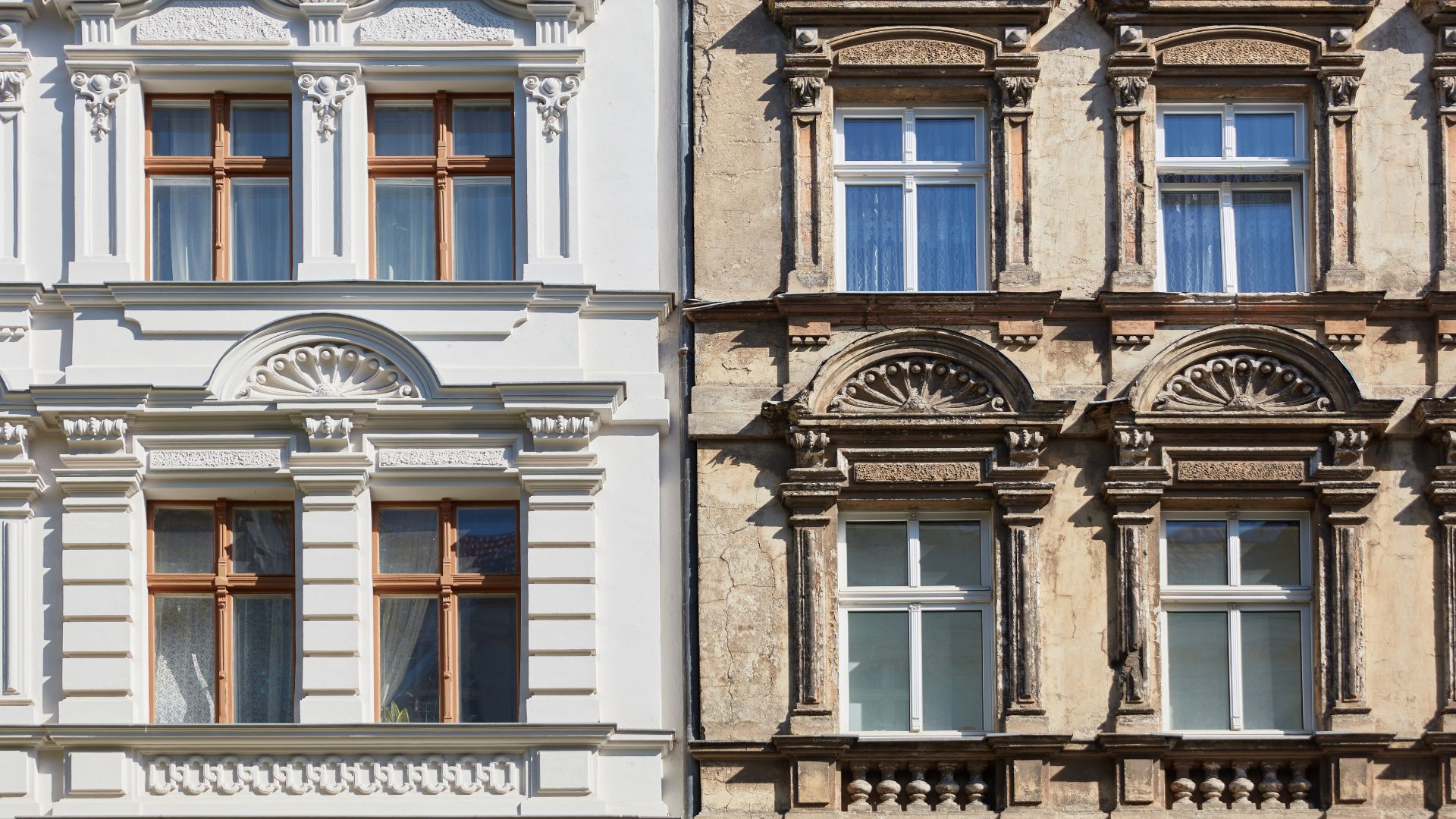 Tablet mit dem Wort Web design und Pinseln und Farbe drumherum